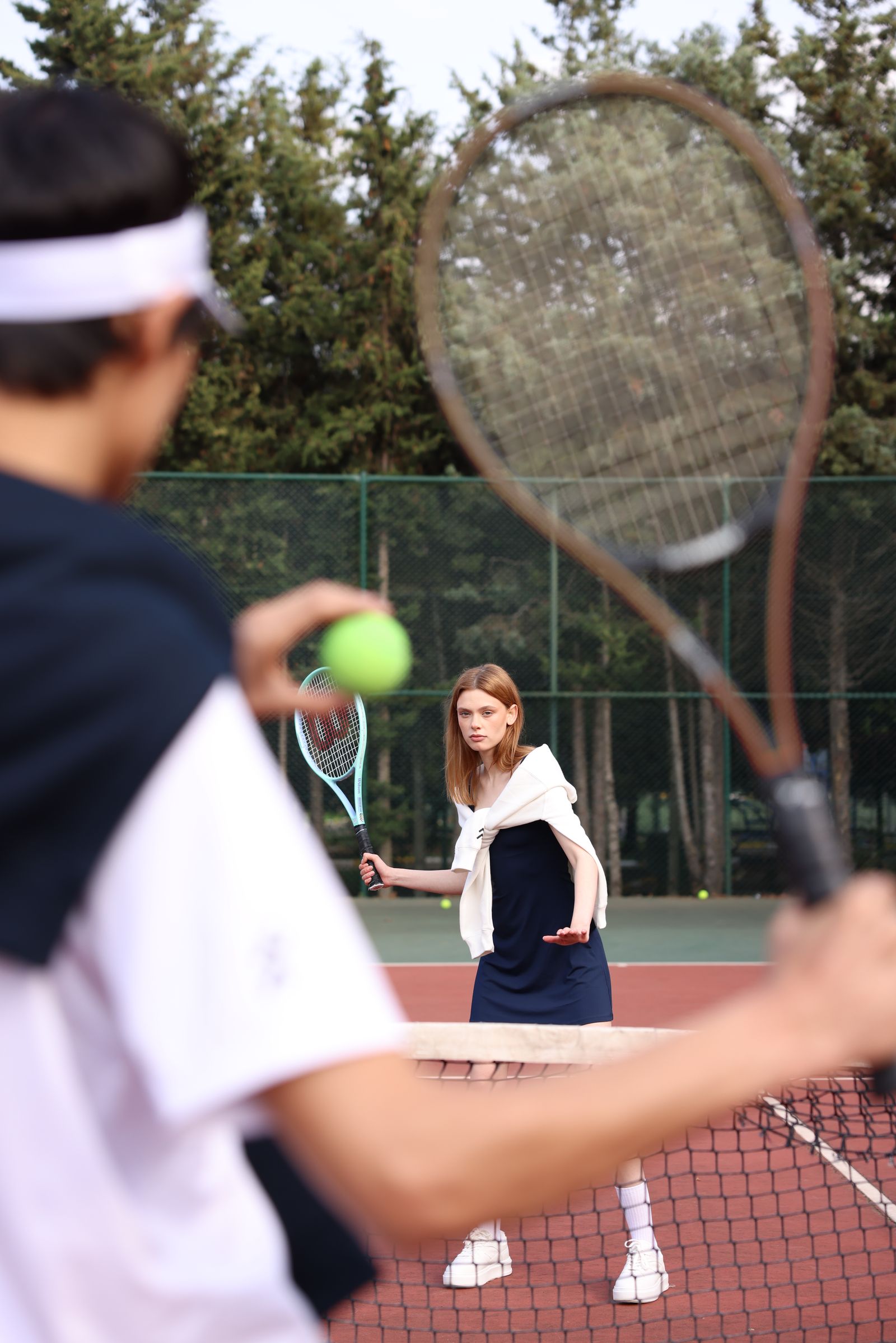 Kortta forehand vuruşu yapan tenis oyuncusu