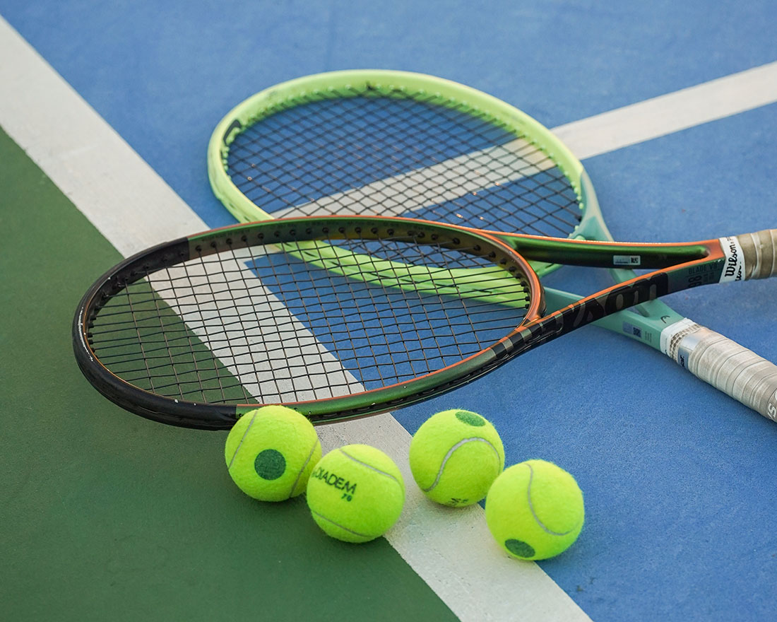 Sporsepeti tenis kortu ve oyuncular