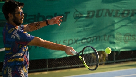 Tenis galeri - raket ve top